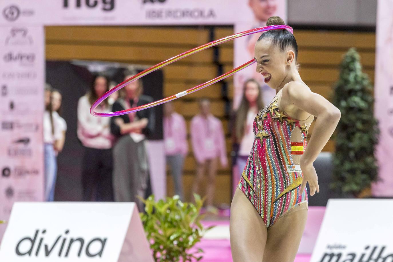 Uno de los grandes atractivos de la Copa de la Reina individual fue la presencia de las gimnastas de la selección española. Teresa Gorospe, una de las internacionales, en plena actuación con el aro.