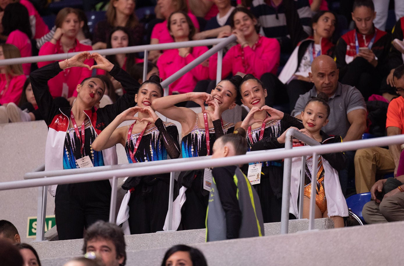 Gimnastas del Batistana de Tenerife saludan tras su ejercicio.