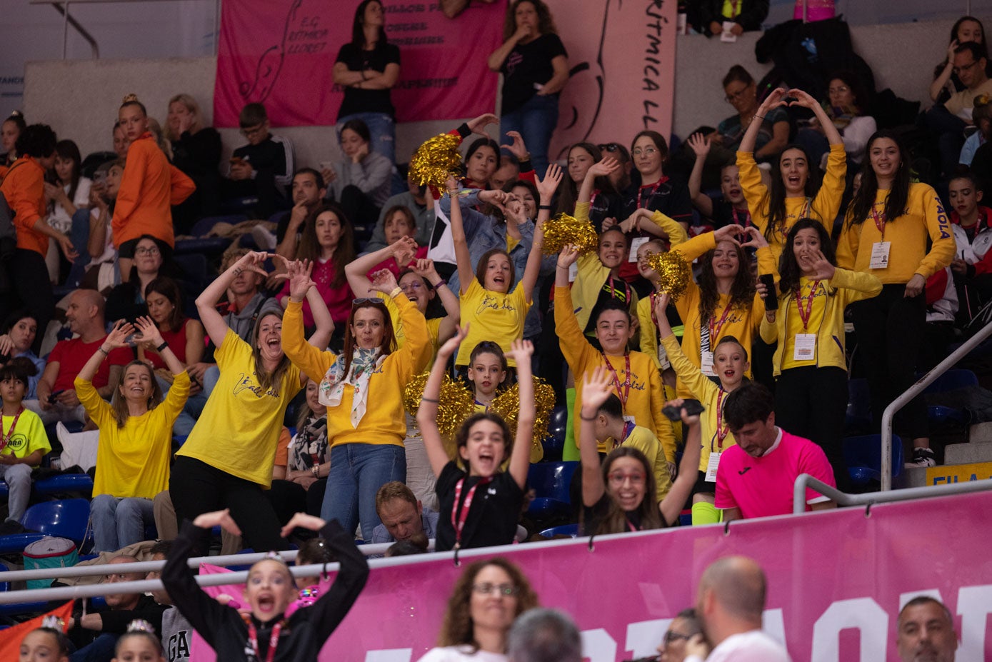 Las pucelanas del Gimnasia Rítmica Valladolid saludan para una foto.