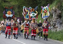 El grupo de Orense encabezando la comitiva con sus coloridos trajes