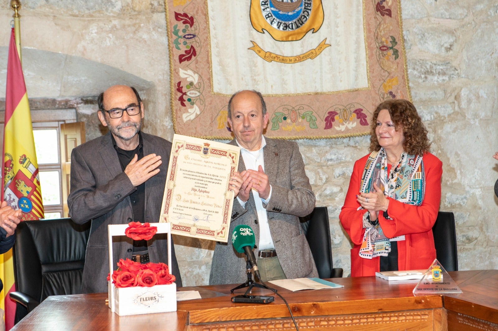 Luis Salccines recibiendo el título de Hijo Adoptivo de San Vicente