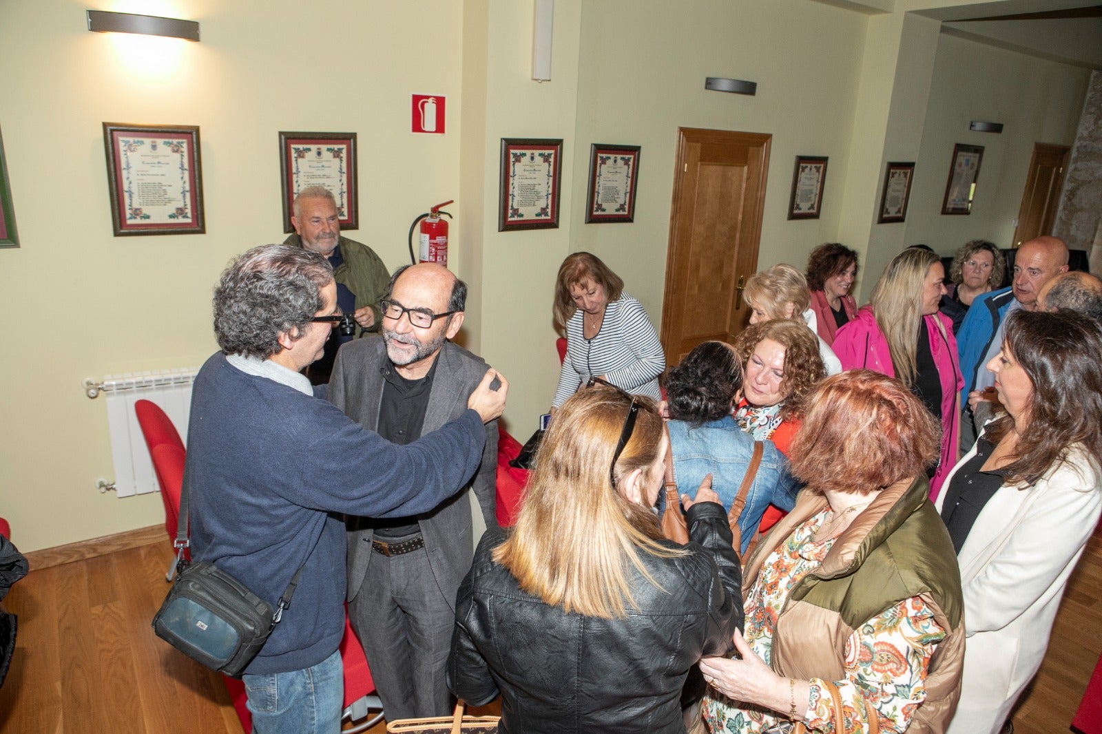 Salcines recibiendo la felicitación de las muchas personas que acudieron al acto