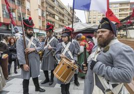 Un grupo de figurantes ataviados al estilo de la época