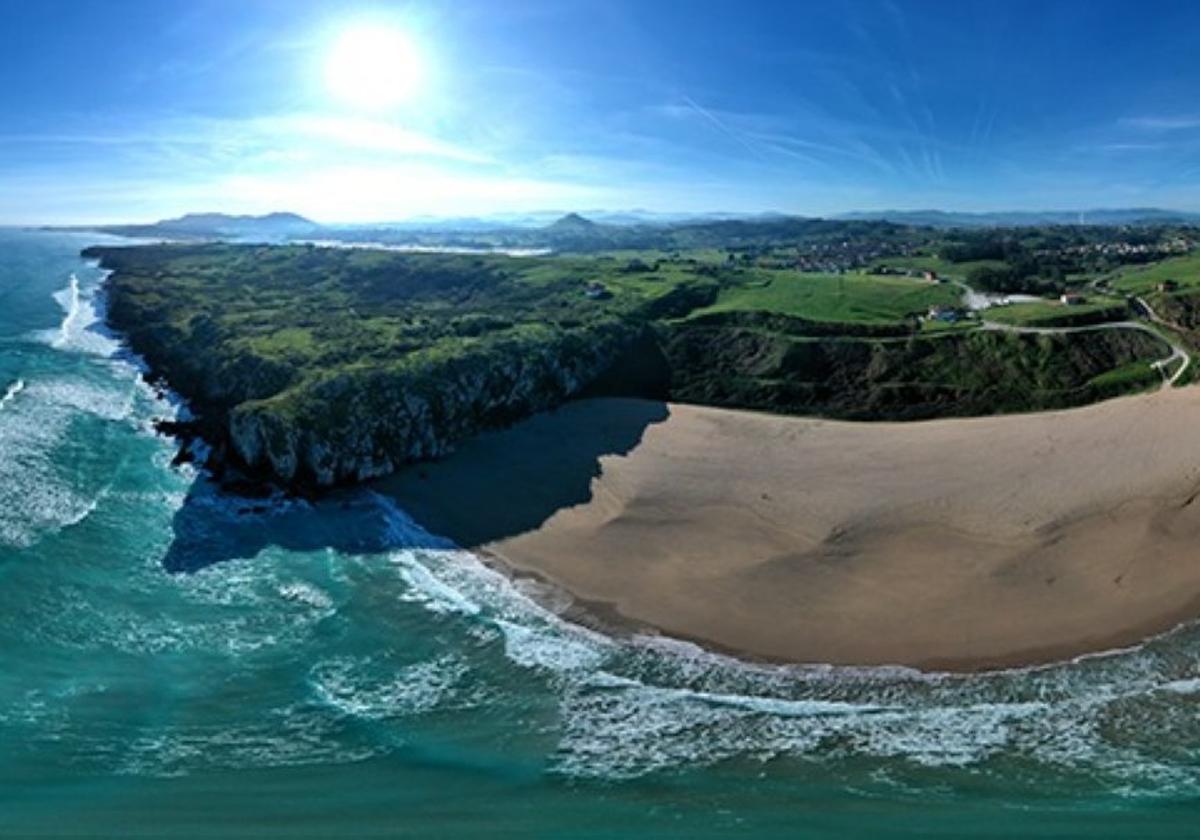 Vista aérea de la playa de Usgo en Miengo.