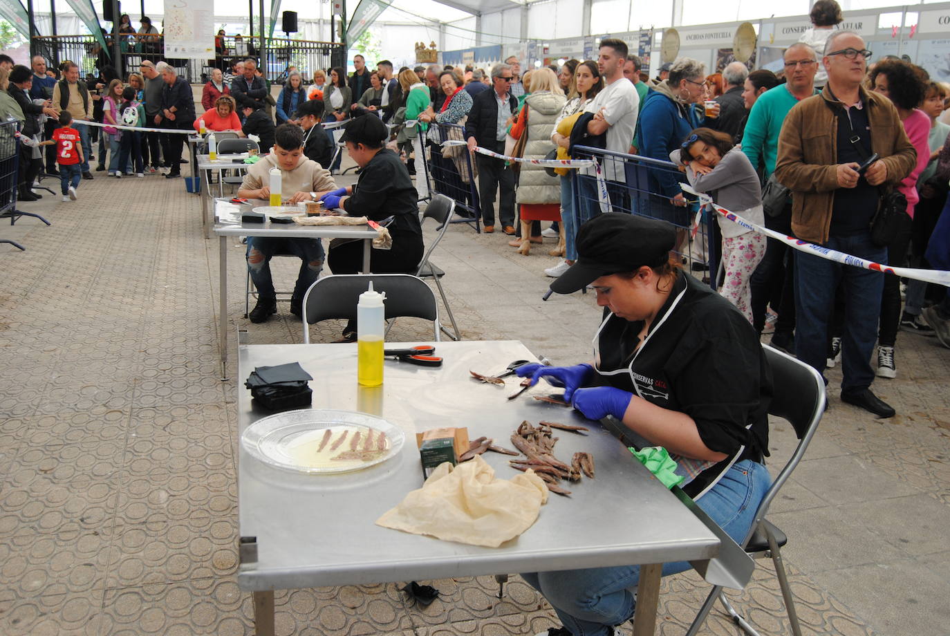 Los talleres de elaboración de anchoa han vuelto a despertar un gran interés entre los visitantes al evento.