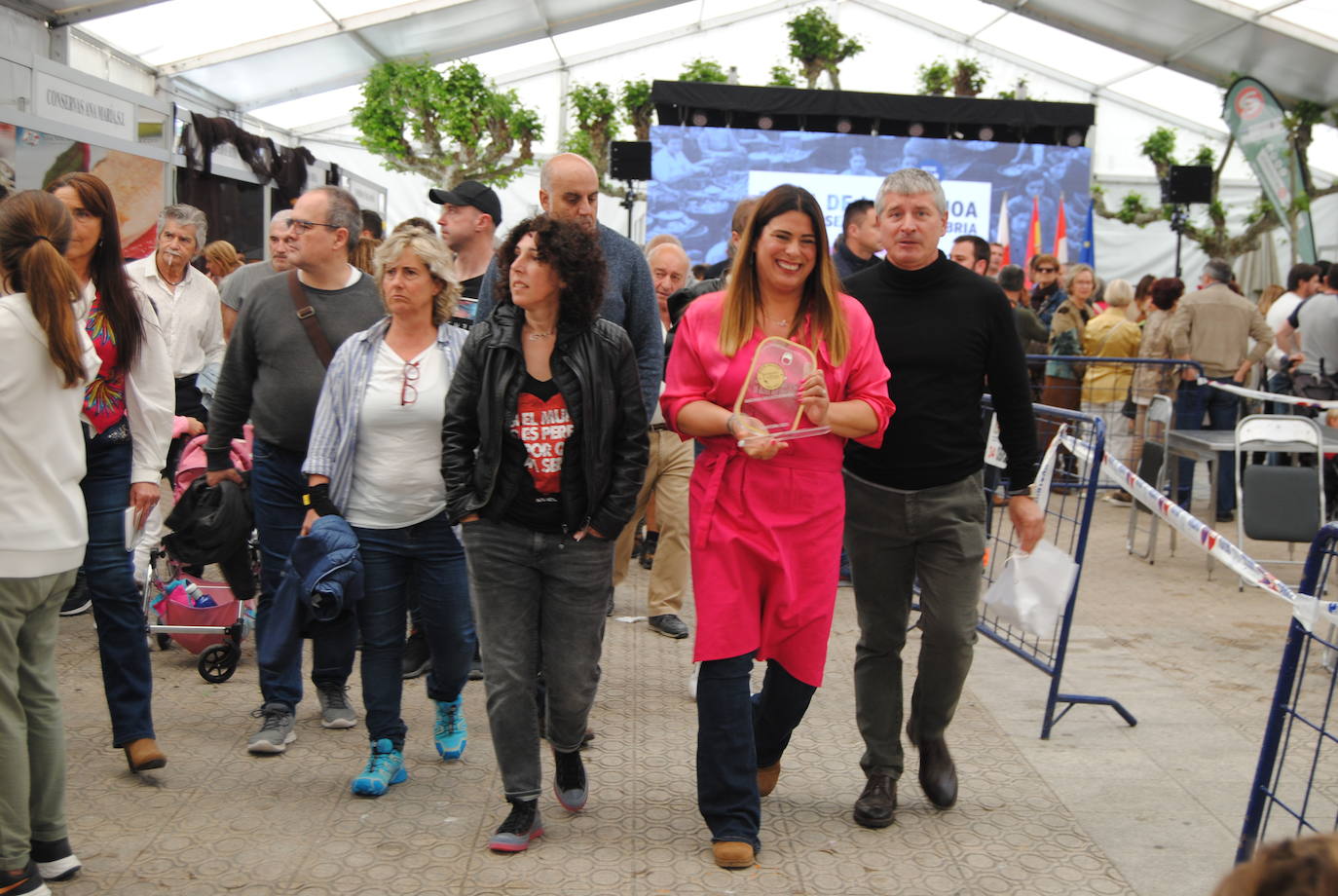 Maite Pérez junto a su marido, Nicolás Escobedo, al que dedicó al premio, además de a su suegra, fundadora de Conservas Emilia, y a sus padres.