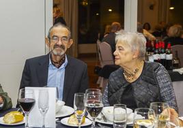Ramón Gómez junto a su esposa, en la cena de Navidad de la coral