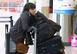 Imagen de archivo de una pasajera, a la espera de noticias sobre su vuelo en el aeropuerto de Edimburgo.