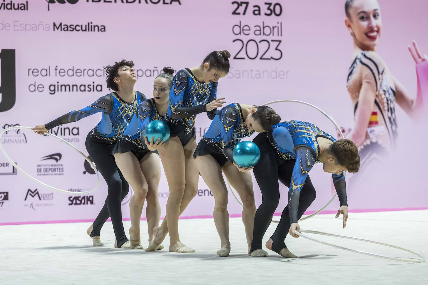 Otro de los equipos mixtos, con tres chicas y dos chicos, con un ejercicio de tres aros y dos pelotas.