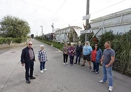Vecinos de los barrios de El Agua y La Tejera muestran los vagones de mercancías.