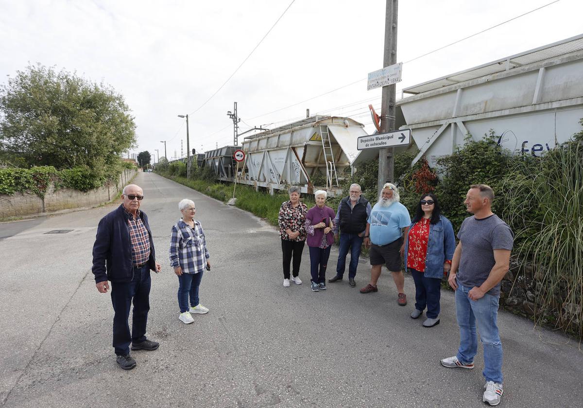 Vecinos de los barrios de El Agua y La Tejera muestran los vagones de mercancías.