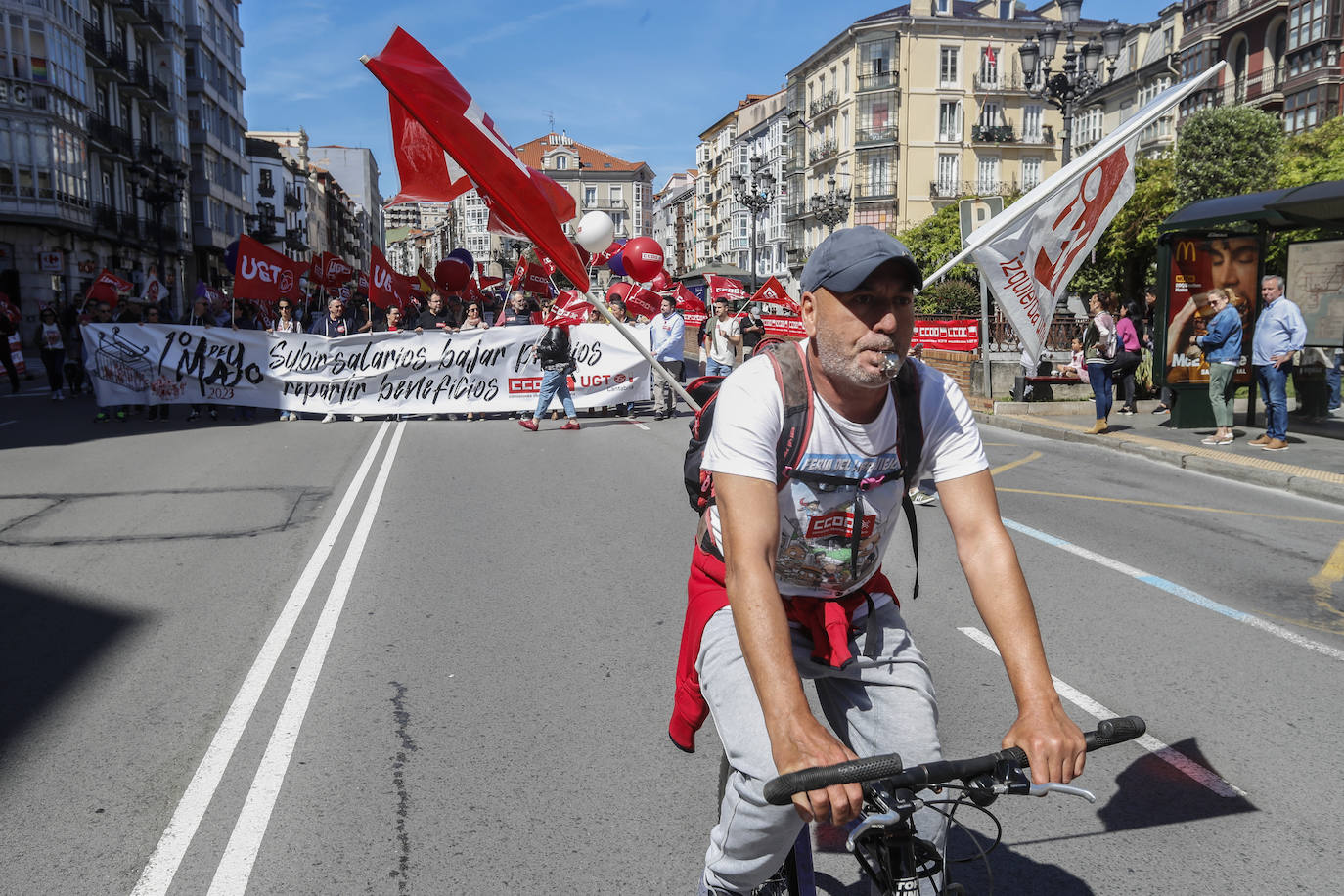 Silbatos y bocinas sonaron a lo largo de la manifestación por las calles principales de Santander. 