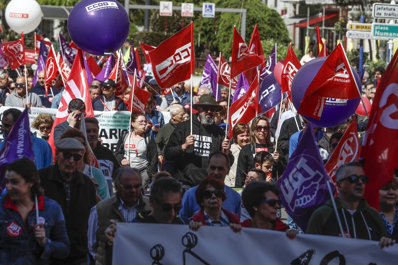 La manifestación ha discurrido entre la calle Jesús de Monasterio y los Jardines de Pereda sin incidentes.