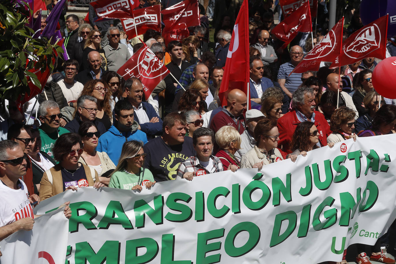 Por un empleo digno o por un futuro industrial para Cantabria han sido algunos eslóganes de las pancartas. 