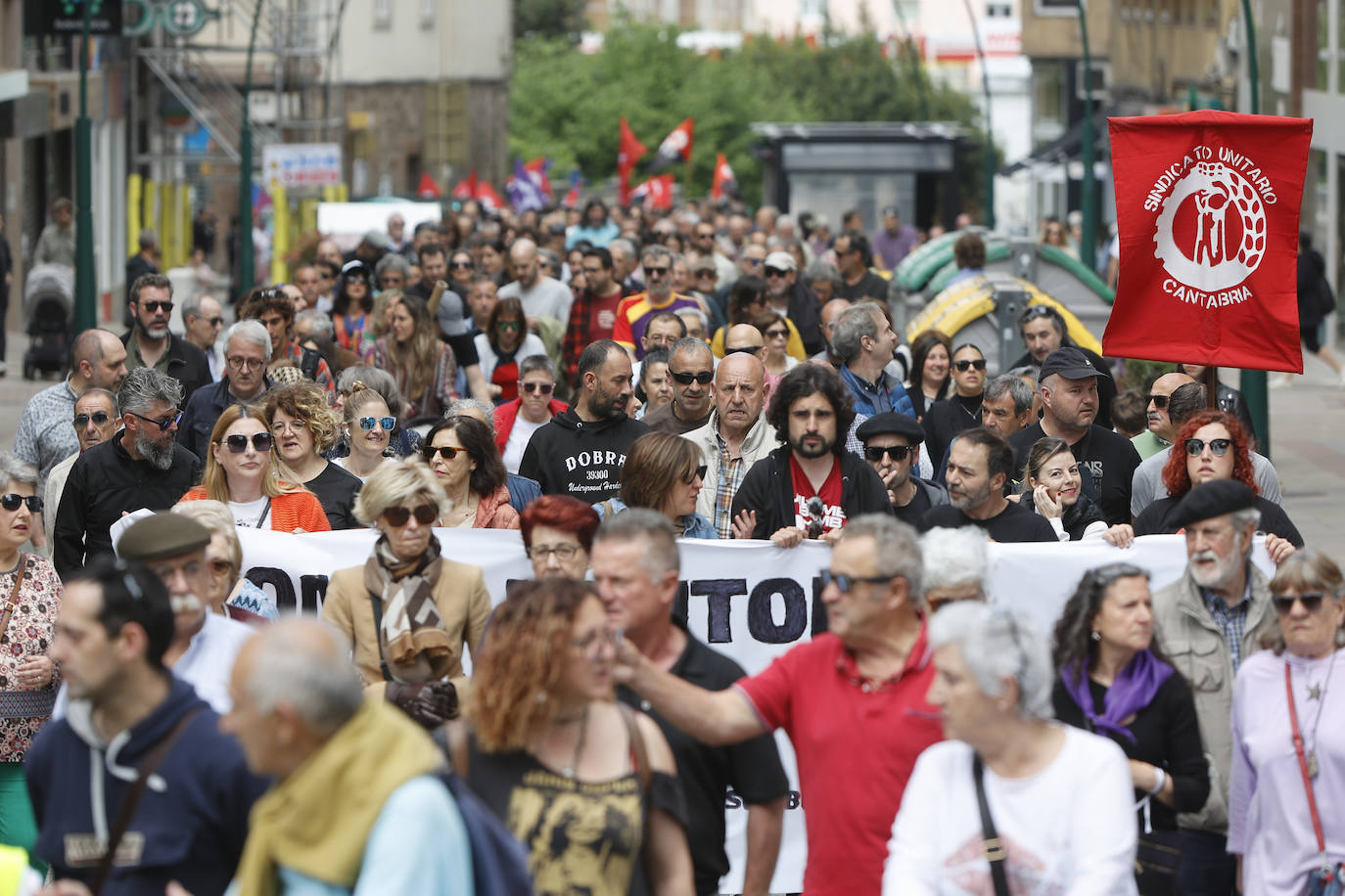 En la protesta participaron cientos de personas.