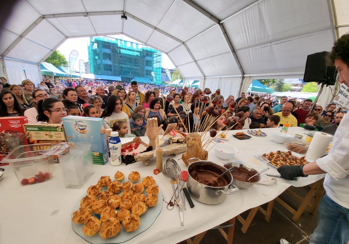 Cayón triunfa con su primera Feria del Chocolate