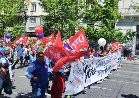 Imagen secundaria 1 - Algunas imágenes de la manifestación. A la derecha, la líder de CC OO.