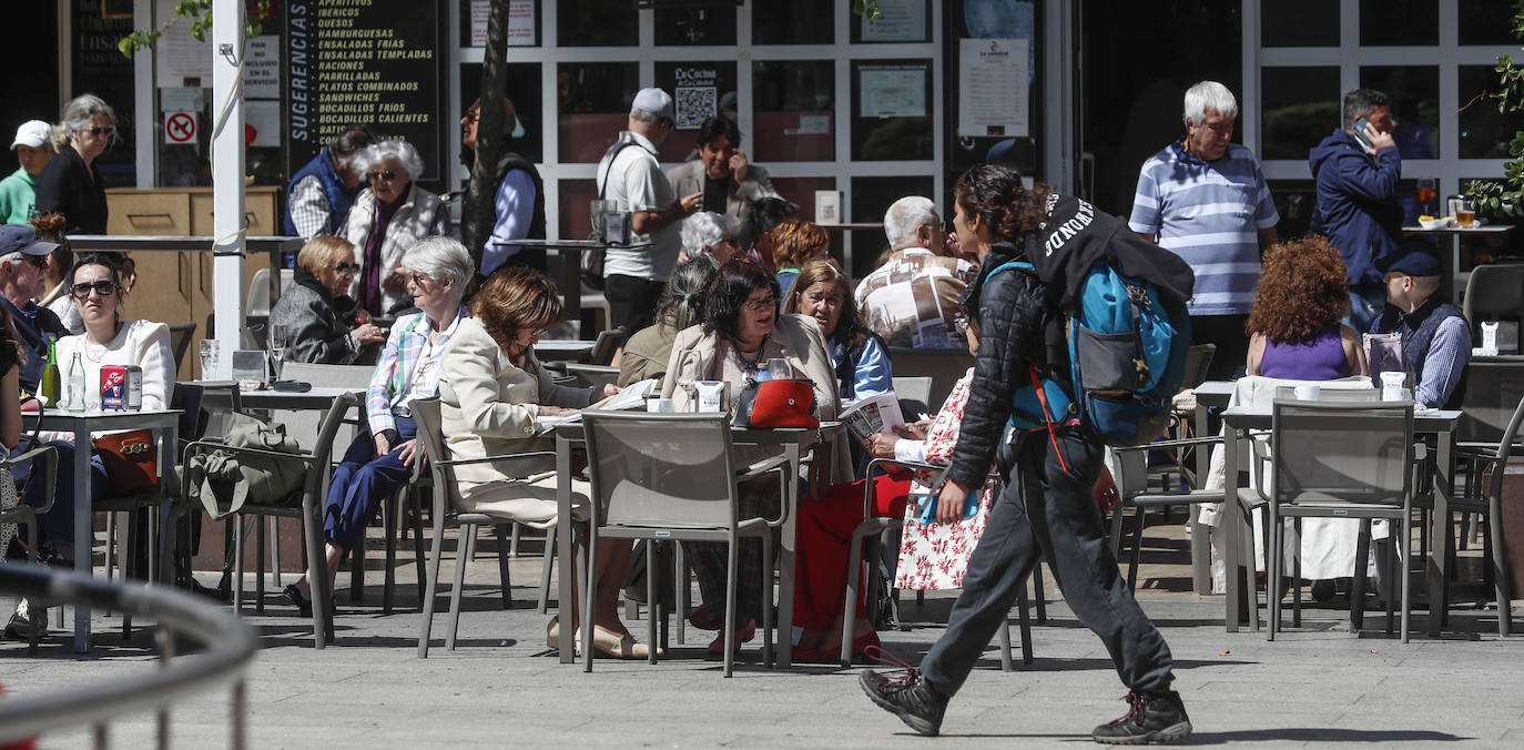 Las terrazas se llenaron este domingo en Santander. 