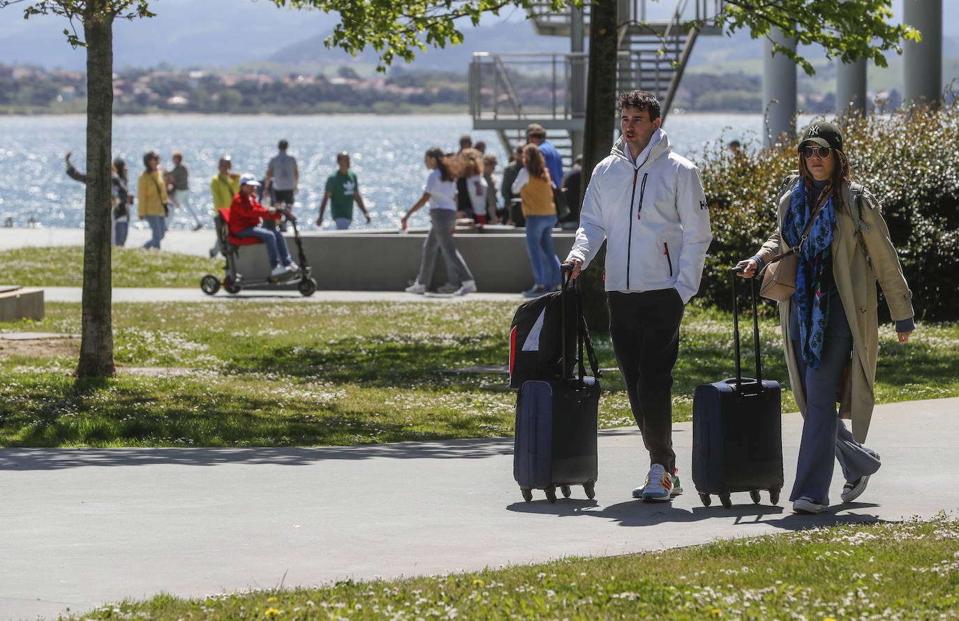 Dos turistas transitan con sus maletas por las inmediaciones del Centro Botín.