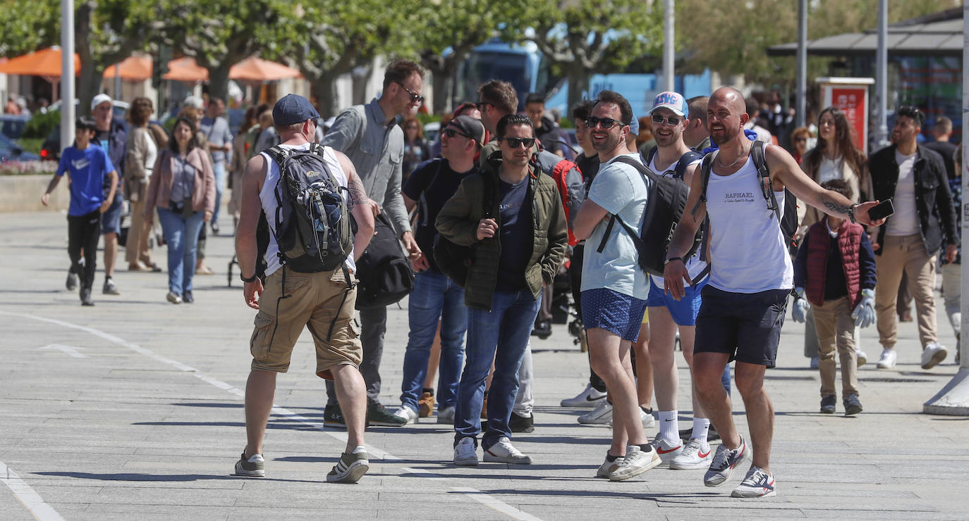 Un grupo de excursionistas pasean por el frente marítimo de la capital. 