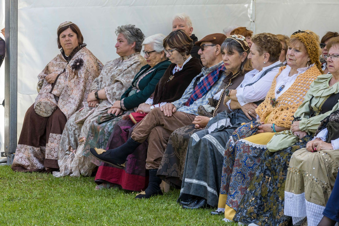 Un grupo de vecinos, participantes activos de las fiestas de Pedro Velarde, asistieron a la cita ataviados con trajes de la época