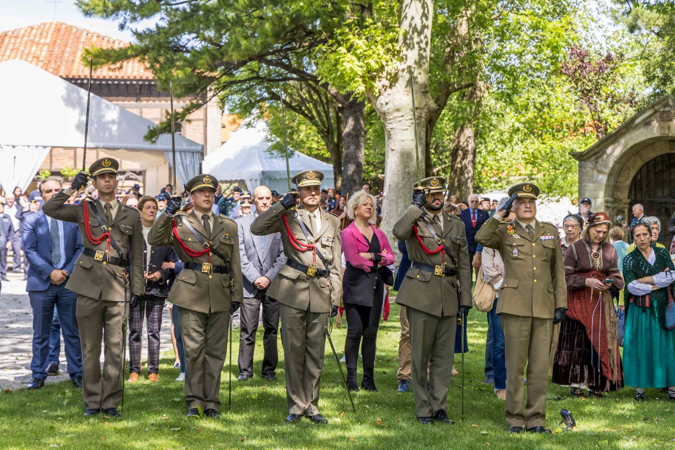 Tras las intervenciones por parte de los dirigentes políticos, tomaron protagonismo los actos oficiales y solemnes