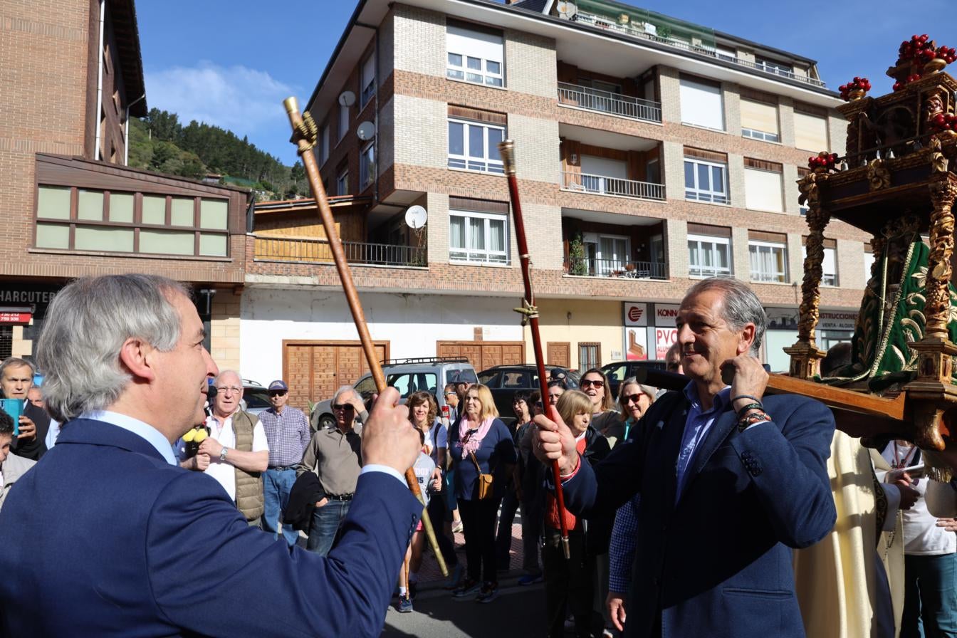 Los alcaldes de Cillorigo de Liébana y de Potes chocan sus bastones a la llegada de la Virgen al término de Potes