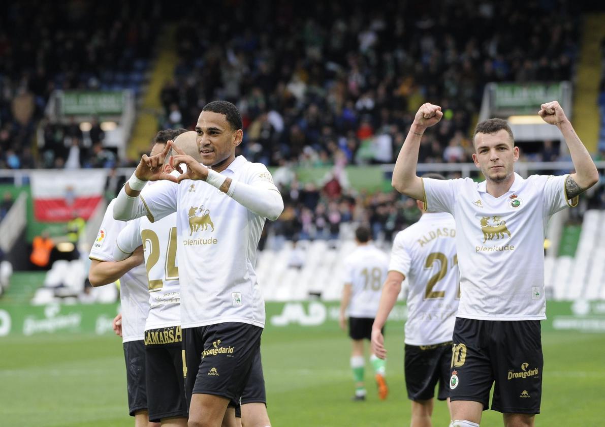 Mboula e Íñigo Vicente celebran la victoria ante el Andorra.