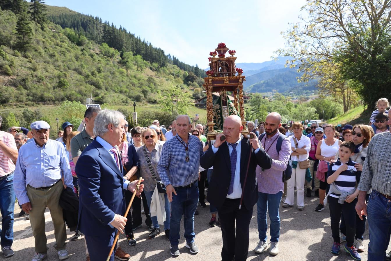 El alcalde de Camaleño coge las andas en el inicio de la subida al monasterio de Santo Toribio