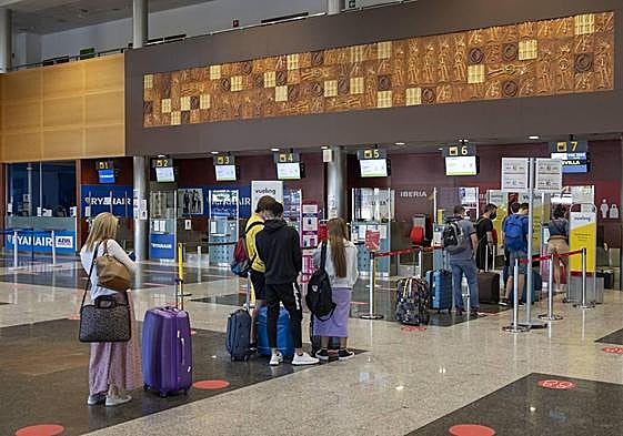Pasajeros esperan para facturar las maletas en el Seve Ballesteros.