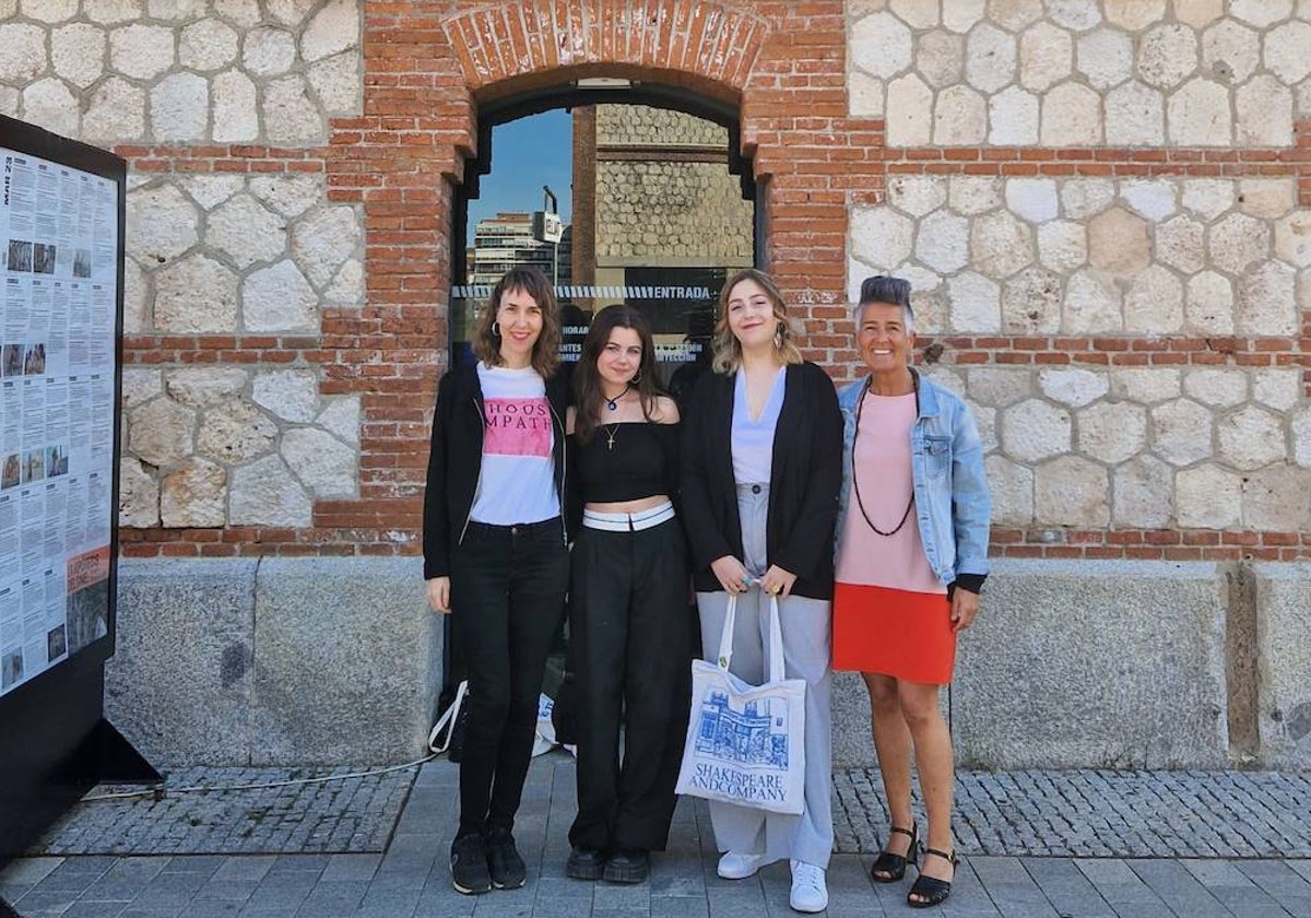 Las directoras del cortometraje ganador, Paula Campo y Emma Noriega, flanqueadas por la mentora Marta Solano y la tutora Berta Barroso.