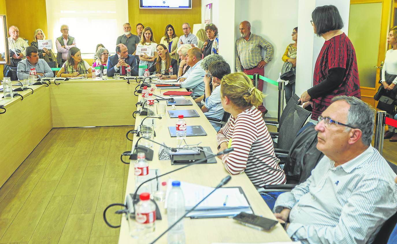 La vecina Eva Stolper Falkenthal protesta contra la reforma de Julián Ceballos, ante la actitud estoica de Cruz Viadero (a la derecha).