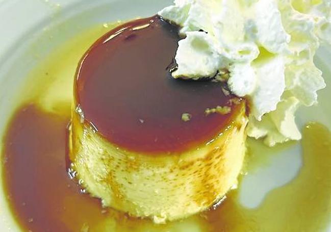 Flan de huevo cremoso casero.