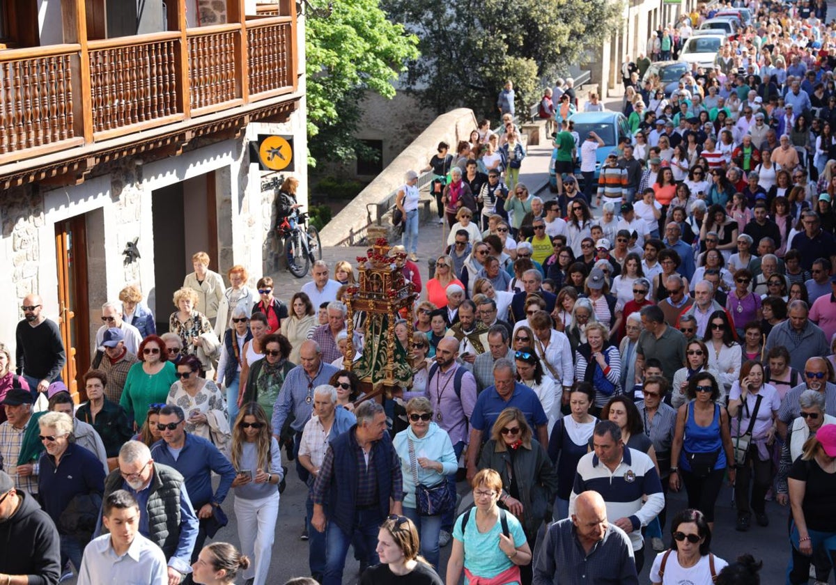 Los lebaniegos sacan en andas a la Virgen de la Luz