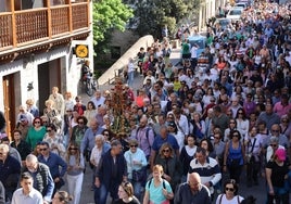 Cientos de personas acompañan a la Virgen de la  Luz a su paso por Potes