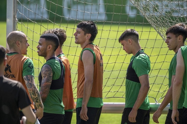 Juergen conversa con Jorge Pombo, durante un entrenamiento en La Albericia.