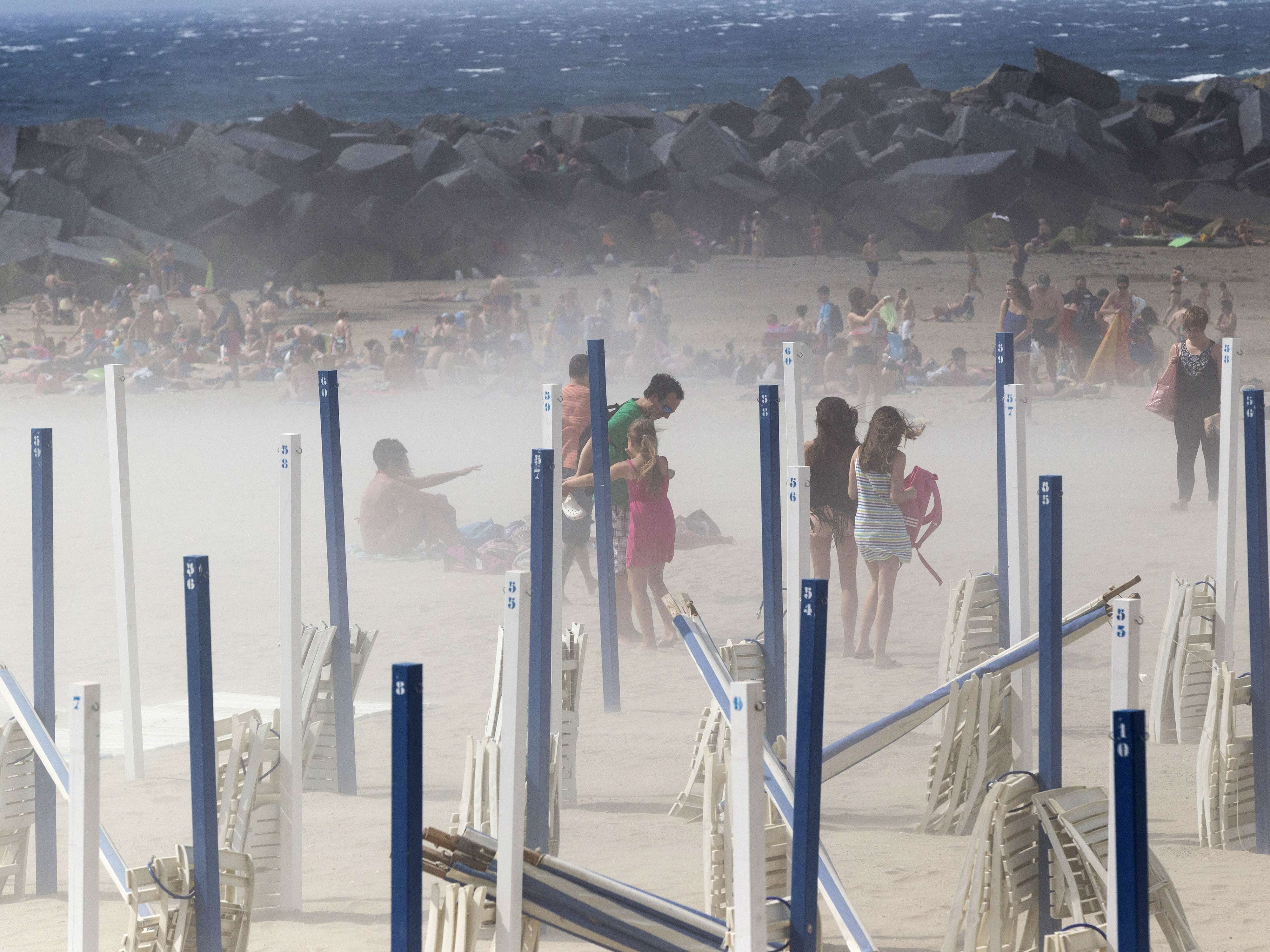 El viento sopla tan fuerte que la arena está en suspensión. Esta foto se tomó durante la galerna de 2017 en Donostia.