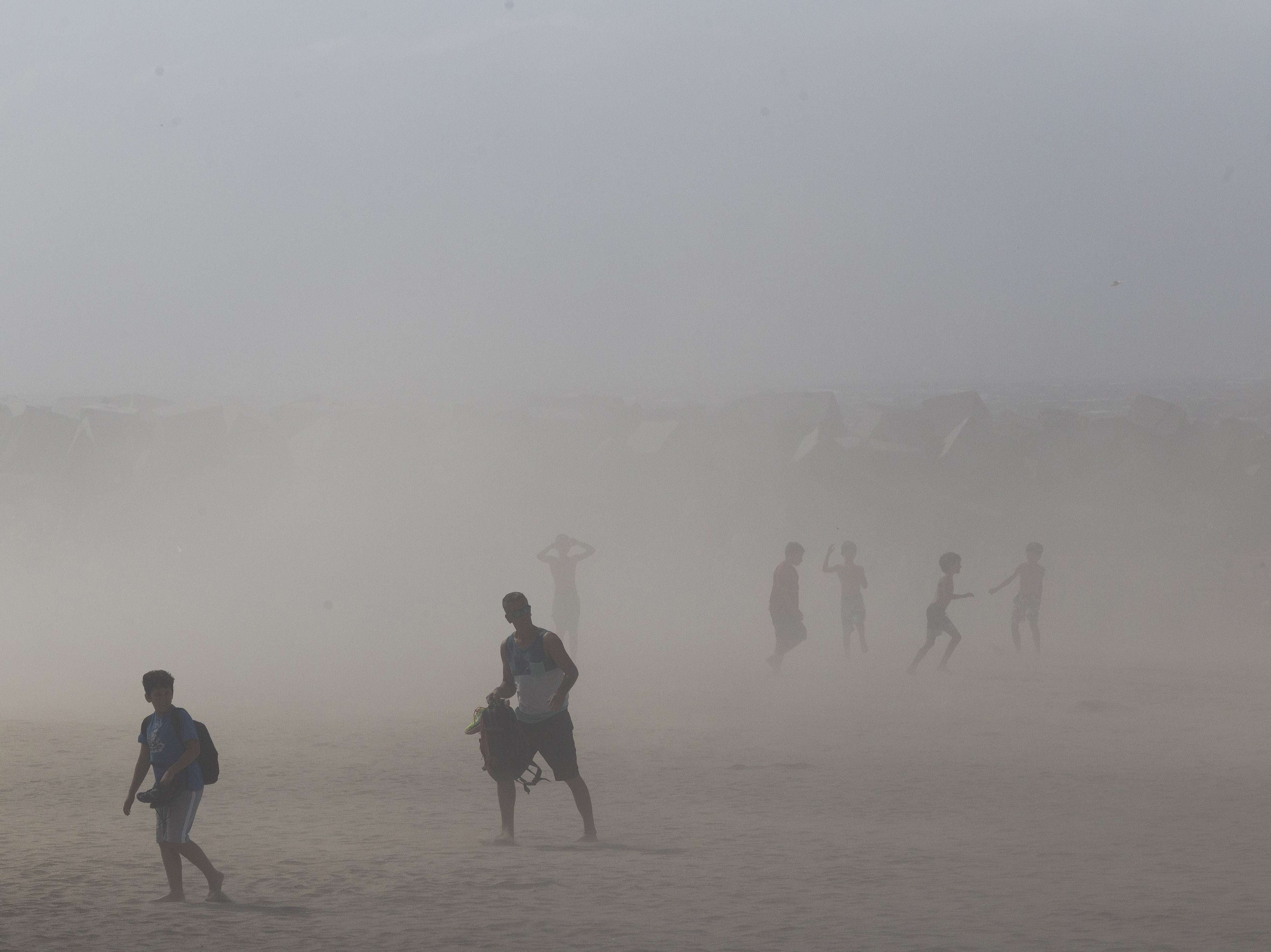 El viento de la galerna provoca que la arena vuele dejando escenas como esta. 