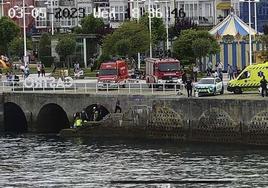 Imagen facilitada por la DYA de las labores de reanimación en las escaleras del muelle de Castro.