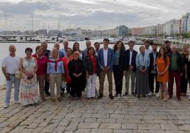 El portavoz y candidato del PSOE, Daniel Fernández, junto a los integrantes de su candidatura.