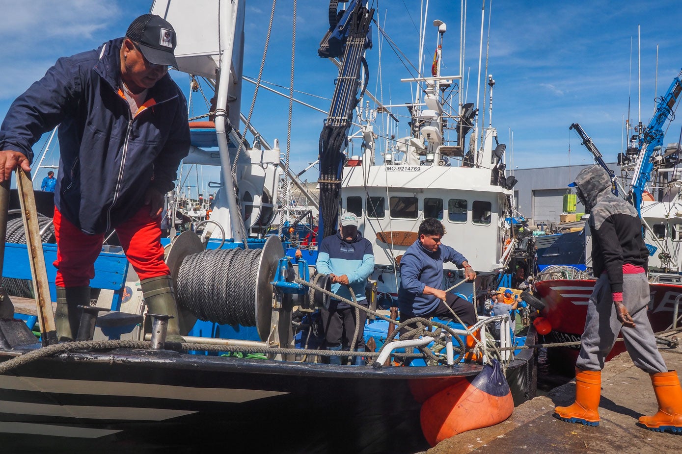 Las embarcaciones una vez descargan el pescado frente a la zona de subastas, dejan el hueco para que atraquen el resto de barcos.