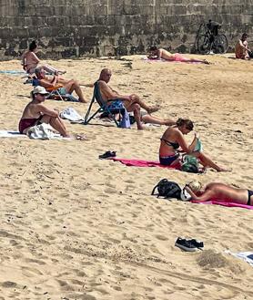 Imagen secundaria 2 - Los termómetros de Torrelavega han llegado a marcar este miércoles 36 grados. En Santander, las playas se han estrenado con vecinos y turistas. 