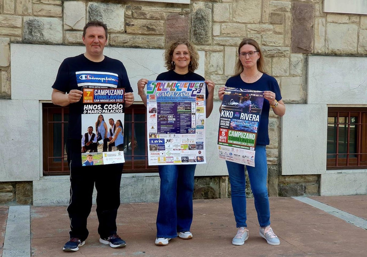 La concejal de Festejos, Patricia Portilla, y los miembros de la Asociación Juvenil Campujoven09 Patricia Huelga y Maxi Sañudo presentan el cartel de las fiestas.