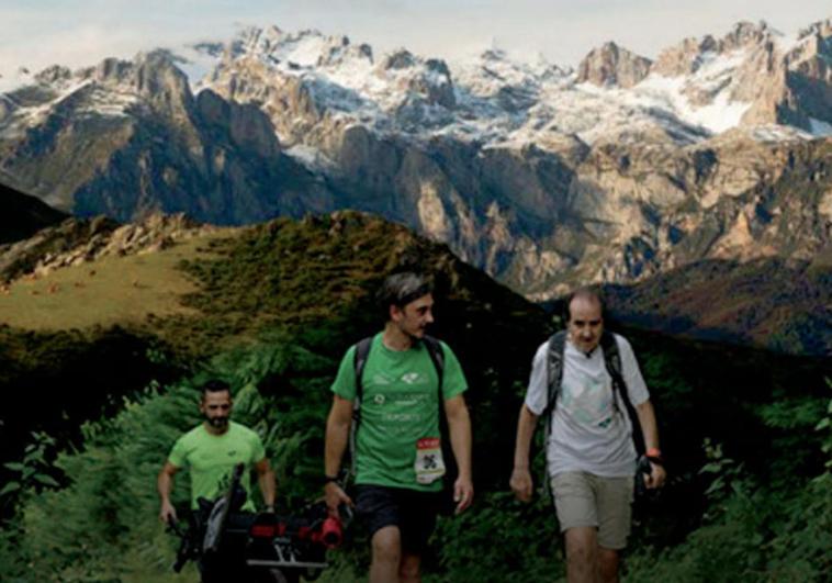 Imagen del cartel. José Luis Gil (a la derecha), enfermo de ELA, fallecido recientemente, participó en la ruta del Soplao.