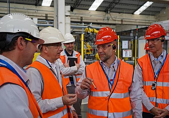 A la izquierda Javier Vila, en el centro Guillaume Cartier y a la derecha Frank Torres en la planta Nissan de Los Corrales.