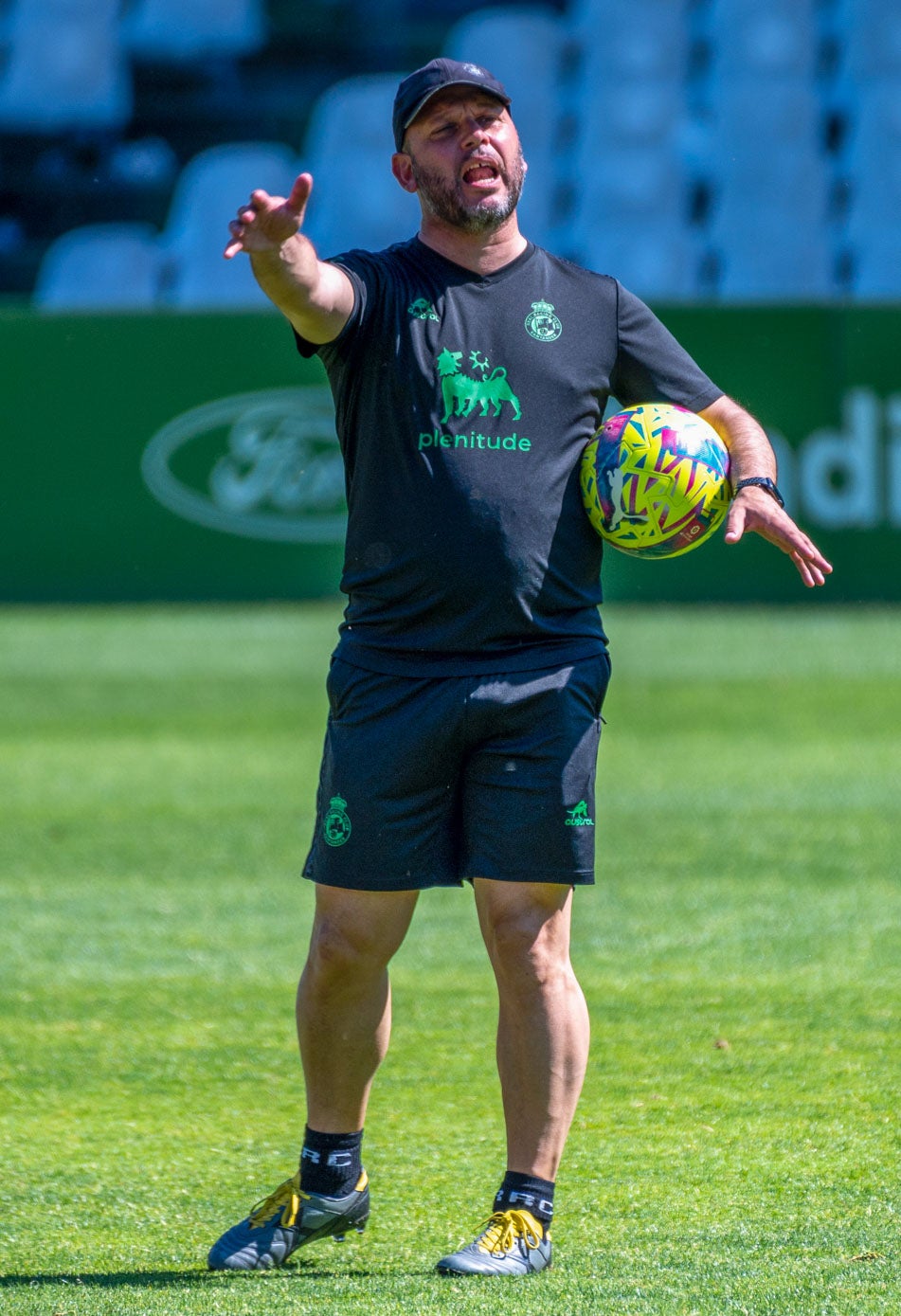 José Alberto López imparte instrucciones durante la jornada de trabajo de los Campos de Sport.