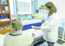 Una paciente es atendida en una consulta del centro de salud de Puertochico.