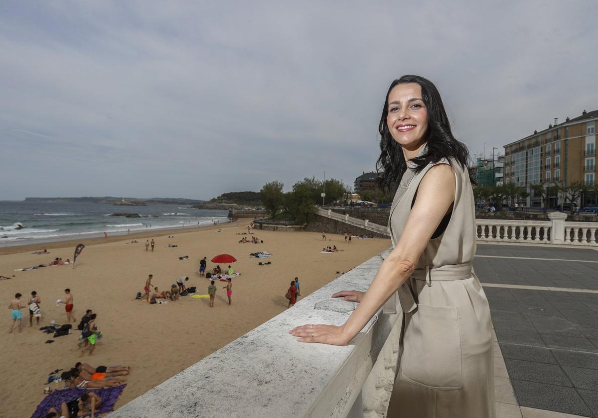 Inés Arrimadas, el miércoles en El Sardinero, antes de un acto de su partido en Santander.