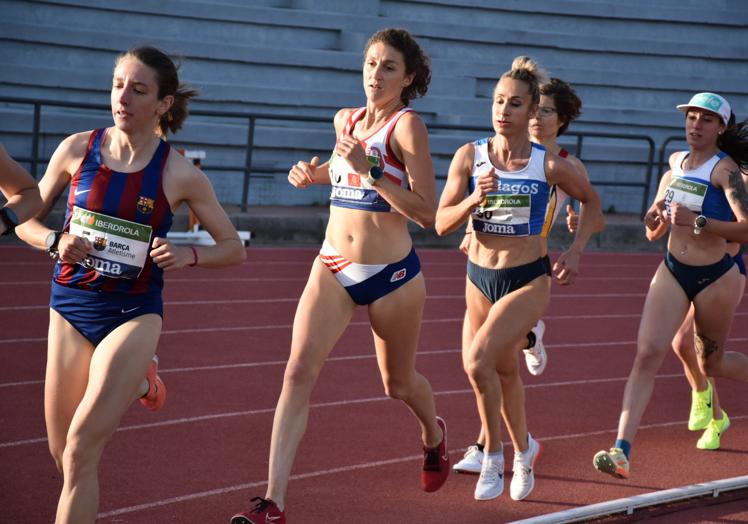 Imagen principal - Arriba, Zulema Fuentes Pila y Laura Rodríguez en la prueba de 3.000 metros; y abajo Lorena Echevarría lanzando el disco y Andrea Njimi, con el artefacto de la prueba de peso.