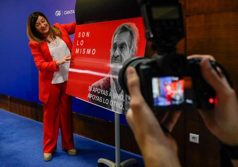 Los carteles del PP mezclan la imagen de Revilla y Sánchez en la misma foto